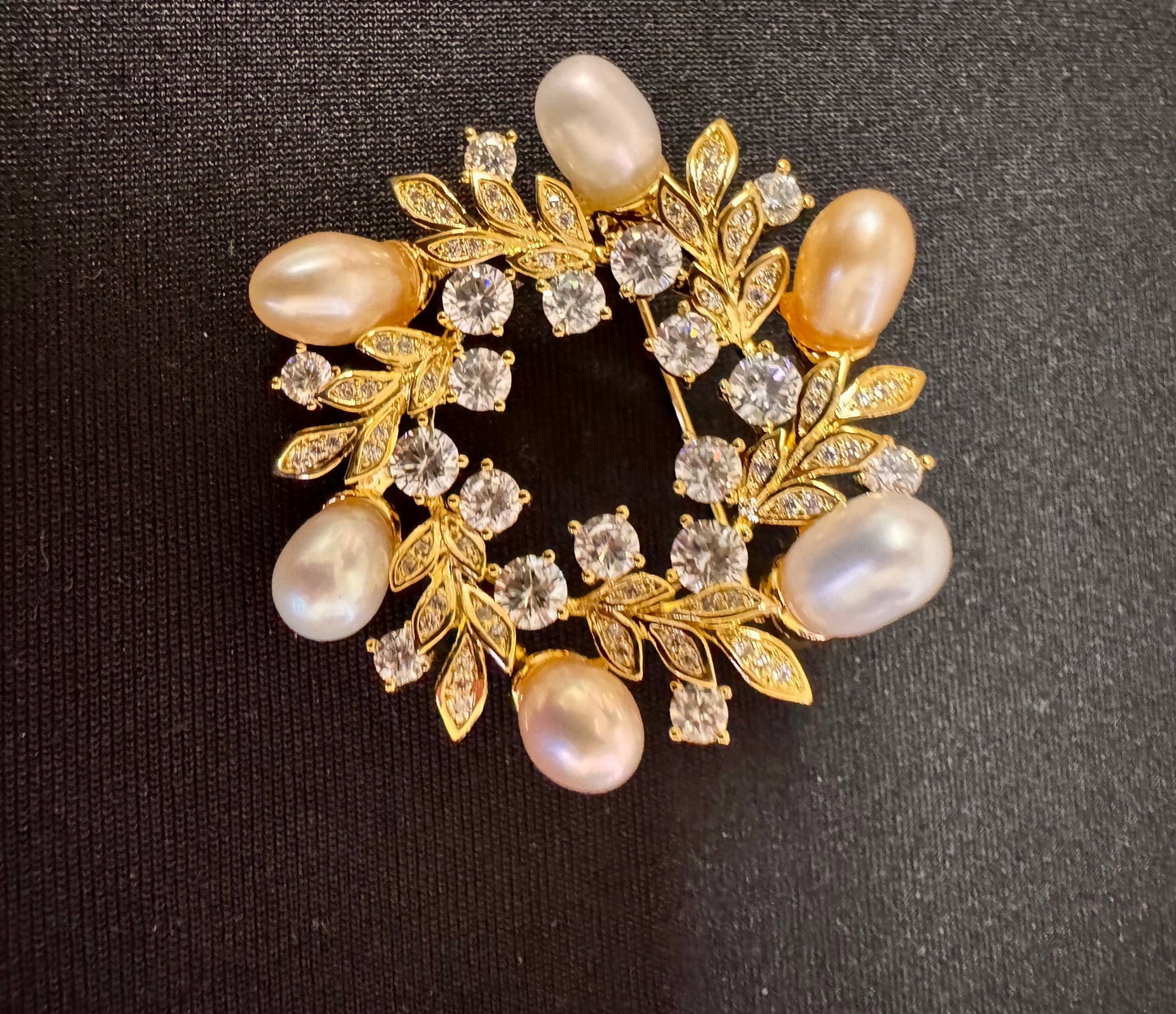 Circle white and pink pearl rhinestone pin