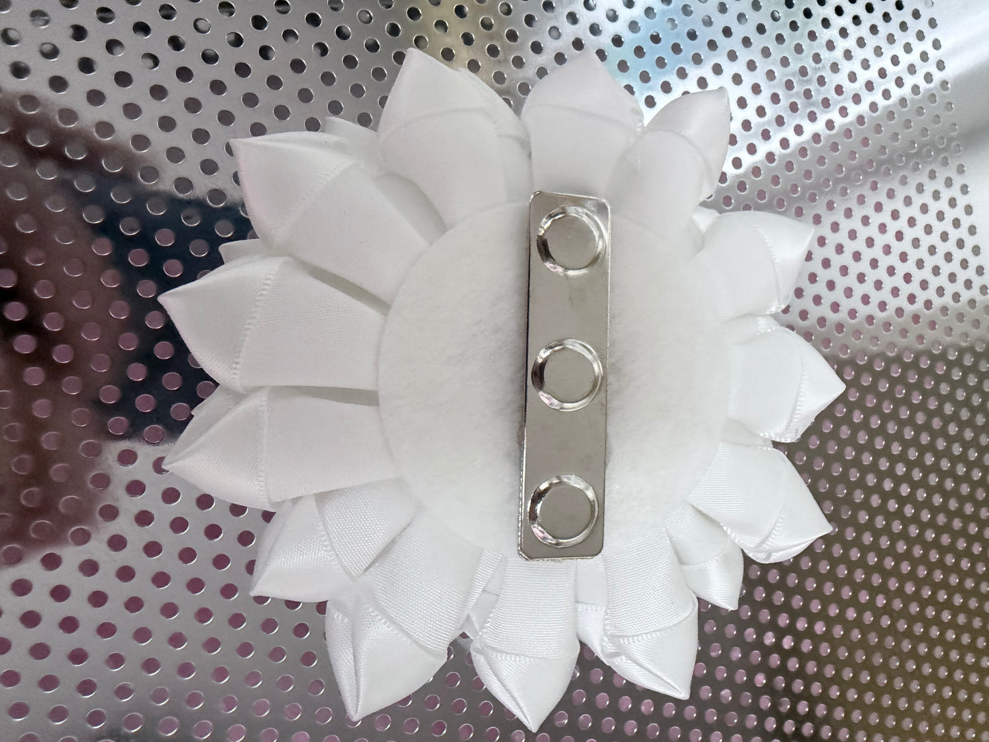 Links Flower Pin - White and Green