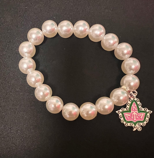 Pearl Bracelet with Ivy Crest